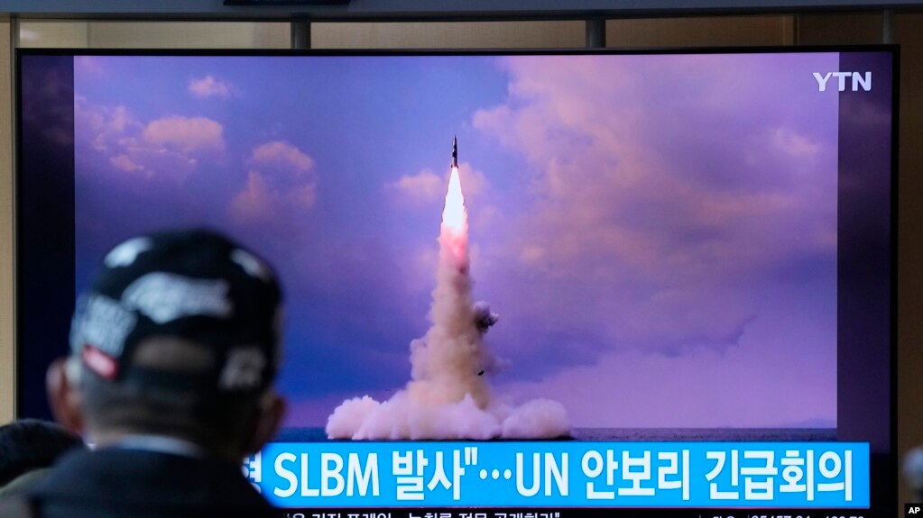 资料照片：2021 年 10 月 20 日，在韩国首尔的首尔火车站中播放的新闻节目中，一名男子正在观看电视屏幕上播放的朝鲜从潜艇发射导弹的画面。(photo:VOA)