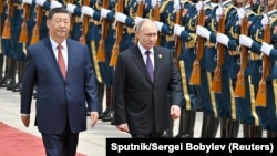 Ruski predsjednik Vladimir Putin i kineski predsjednik Ši Đinping prisustvuju ceremoniji dobrodošlice rusloj delegaciji u Peking, 16. maja 2024. godine. (Foto: Reuters/Sputnik/Sergei Bobylev)