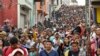 Ribuan migran Amerika Tengah berjalan menuju kota Mexico City dari kota Tapachula, negara bagian Chiapas, Meksiko, untuk berusaha menuju AS, Minggu (23/4). 
