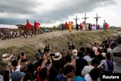 Ruben Enaje, menampilkan kembali penyaliban Yesus Kristus pada Jumat Agung, di San Fernando, Pampanga, Filipina, 29 Maret 2024. REUTERS/Lisa Marie David