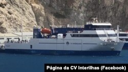 Navio Dona Tututa, da CV Interilhas, atracado no Porto de Furna, Brava, Cabo Verde