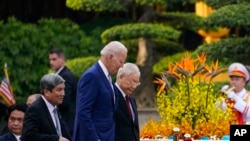 Presidenti Joe Biden në ceremoninë e mirëpritjes nga Sekretari i Përgjithshëm i Partisë Komuniste
Nguyễn Phú Trọng në Pallatin Presidencial në Hanoi, Vietnam 10 shtator 2023
