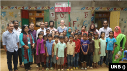 বুধবার (২৩ অগাস্ট) সকালে সারাহ কুক তাঁর মিশনের অংশ হিসেবে প্রথমবারের মতো সিলেট সফর করেন এবং লাক্কাতুরা চা বাগানের পাশে লাক্কাতুরা ব্র্যাক স্কুল পরিদর্শন করেন।