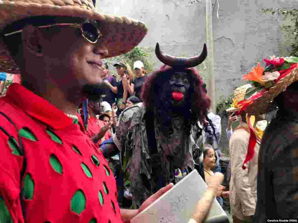 La parranda de los Santos Inocentes de Caucagua, un desfile con trajes coloridos al ritmo de tambores, trompetas y otros instrumentos musicales, anuncian la llegada de los palmeros marcan el inicio de la Semana Santa, el momento litúrgico &ldquo;más importante&rdquo; para los cristianos.&nbsp;