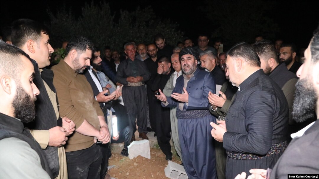 مەراسیمی بەخاکسپاردنی محەمەد حاجی سەعید کە دەگوترێت لە هێرشێکی فڕۆکەیی تورکیا کوژراوە. 