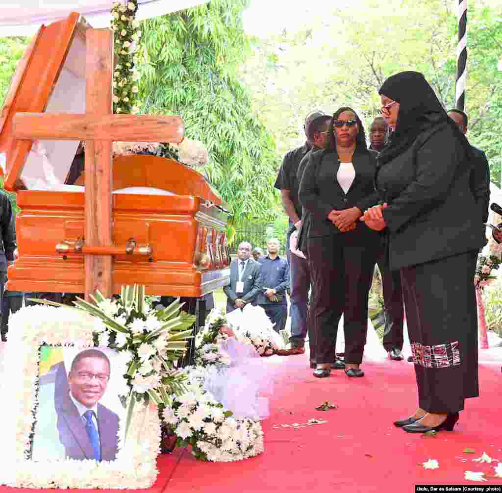 Rais wa Jamhuri ya Muungano wa Tanzania Mhe. Samia Suluhu Hassan akitoa heshima za mwisho kwa mwili wa aliyewahi kuwa Waziri wa Mambo ya Nje Marehemu Bernard Kamilius Membe katika Viwanja vya Karimjee Jijini Dar es Salaam