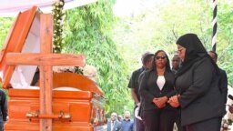 Rais wa Jamhuri ya Muungano wa Tanzania Mhe. Samia Suluhu Hassan akitoa heshima za mwisho kwa mwili wa aliyewahi kuwa Waziri wa Mambo ya Nje Marehemu Bernard Kamilius Membe katika Viwanja vya Karimjee Jijini Dar es Salaam