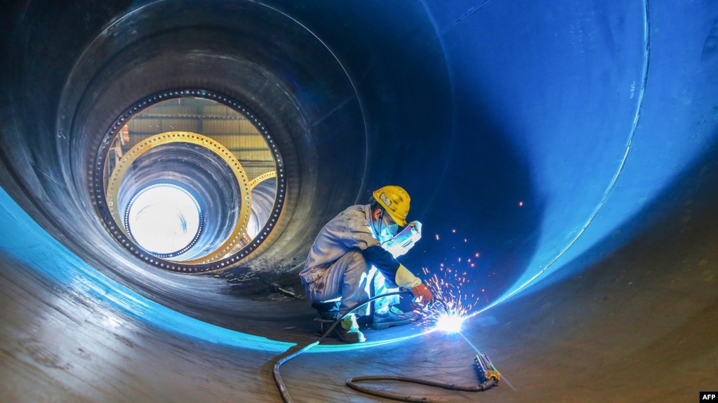 中国江苏连云港一家工厂的工人在焊接一个风井。（2023年5月31日）(photo:VOA)