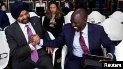 Rais wa Kenya William Ruto (kulia) akicheka na Rais wa Benki ya Dunia Ajay Banga, Juni 23, 2023 huko Paris, Ufaransa. Picha na Lewis Joly/ REUTERS.