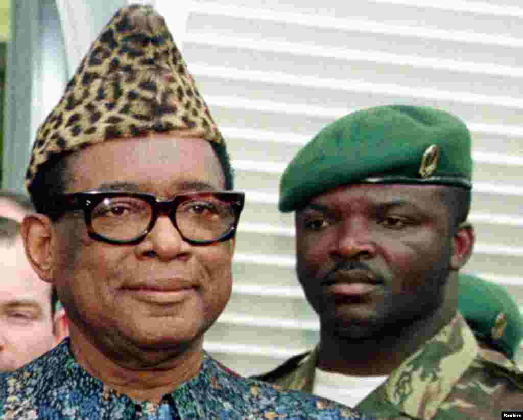 Nkondo président Mobutu Sese Seko Kuku Ngbendu Waza Banaga (G) na mokengeli wa ye na ndako ya bokonzi na Mont-Ngaliema, Kinshasa, 29 sanza ya minei 1997.