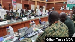 Fin de la réunion du Comité des chefs d'état-majors de la Cédéao sur la situation au Niger, à Abuja, le 4 août 2023. (VOA/Gilbert Tamba)