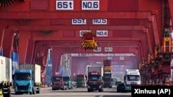 集裝箱船正在中國山東省青島港進行卸載。（2024年2月11日）