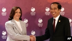 Američka potpredsednica Kamala Haris se rukuje sa indonežanskim predsednikom Jokom Vidodom na bilateralnom sastanku na marginama samita ASEAN u Džakarti 6. septembra 2023. 