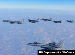 지난해 2월 미군 B-1 전략폭격기와 F-16 전투기, 일본 자위대 소속 F-15 전투기들이 일본 인근 해상에서 연합비행훈련을 했다. 사진 = 주일미군.