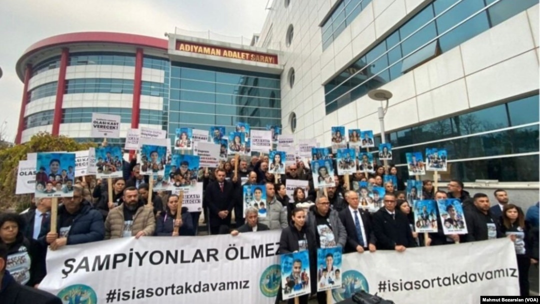 Yakınlarını kaybedenler taleplerini dövizlere yazdı. 