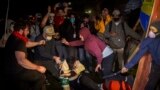 Protestuesit përplasen në kampin me tenda në Universitetin e Kalifornisë, Los Anxheles, 1 maj 2024.
