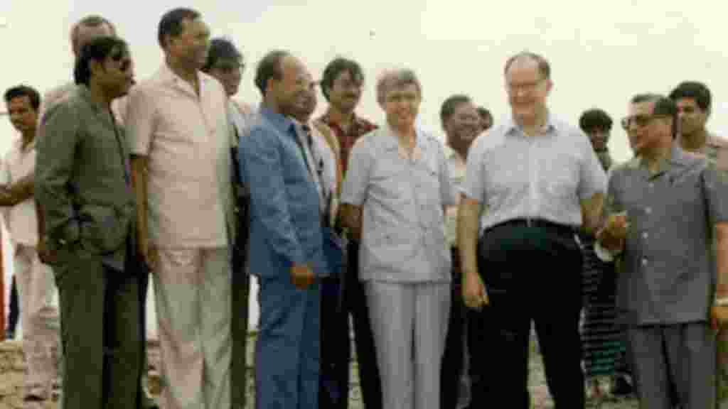 ১৯৯০ সালের ৯ মার্চে প্রেসিডেন্ট বারবার বি কোনেবেল বাংলাদেশ সফরে গিয়েছিলেন। ছবিতে ১৯৯০ সালের ৪ অক্টোবর, ভাইস প্রেসিডেন্ট অ্যাটিলা কারাওসমানোগলু ও বিশ্বব্যাঙ্কের প্রেসিডেন্ট বারবার কোনেবেলকে দেখা যাচ্ছে বাংলাদেশের যোগাযোগমন্ত্রী আনোয়ার হোসেনের সঙ্গে।