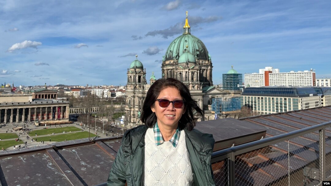 Ahora radicada en Berlín, la escritora birmana Ma Thida, fotografiada aquí el 25 de febrero de 2024. Thida publicó su último libro en mayo sobre la lucha de Myanmar por la democracia. [Foto: Liam Scott, VOA]
