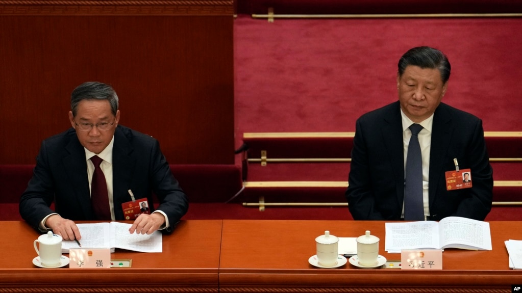 中国领导人习近平和李强在北京人大会堂出席全国人大会议。（2023年3月7日）(photo:VOA)