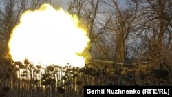 Binh sĩ Ukraine khai hỏa từ một chiếc xe tăng về phía quân đội Nga gần thành phố tiền tuyến Bakhmut, ở vùng Donetsk, Ukraine, ngày 7 tháng 3 năm 2023.