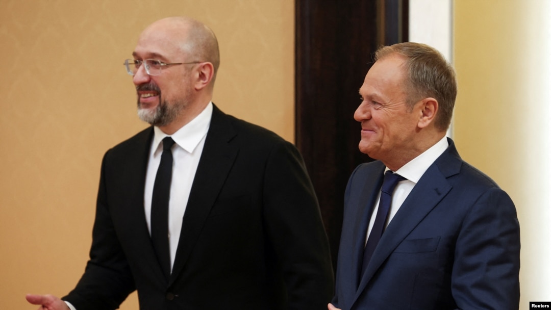 Perdana Menteri Polandia Donald Tusk (kanan) dan Perdana Menteri Ukraina Denys Shmyhal (kiri) di tengah pembicaraan bilateral di Warsawa, Polandia, 28 Maret 2024. (Foto: REUTERS/Kacper Pempel)
