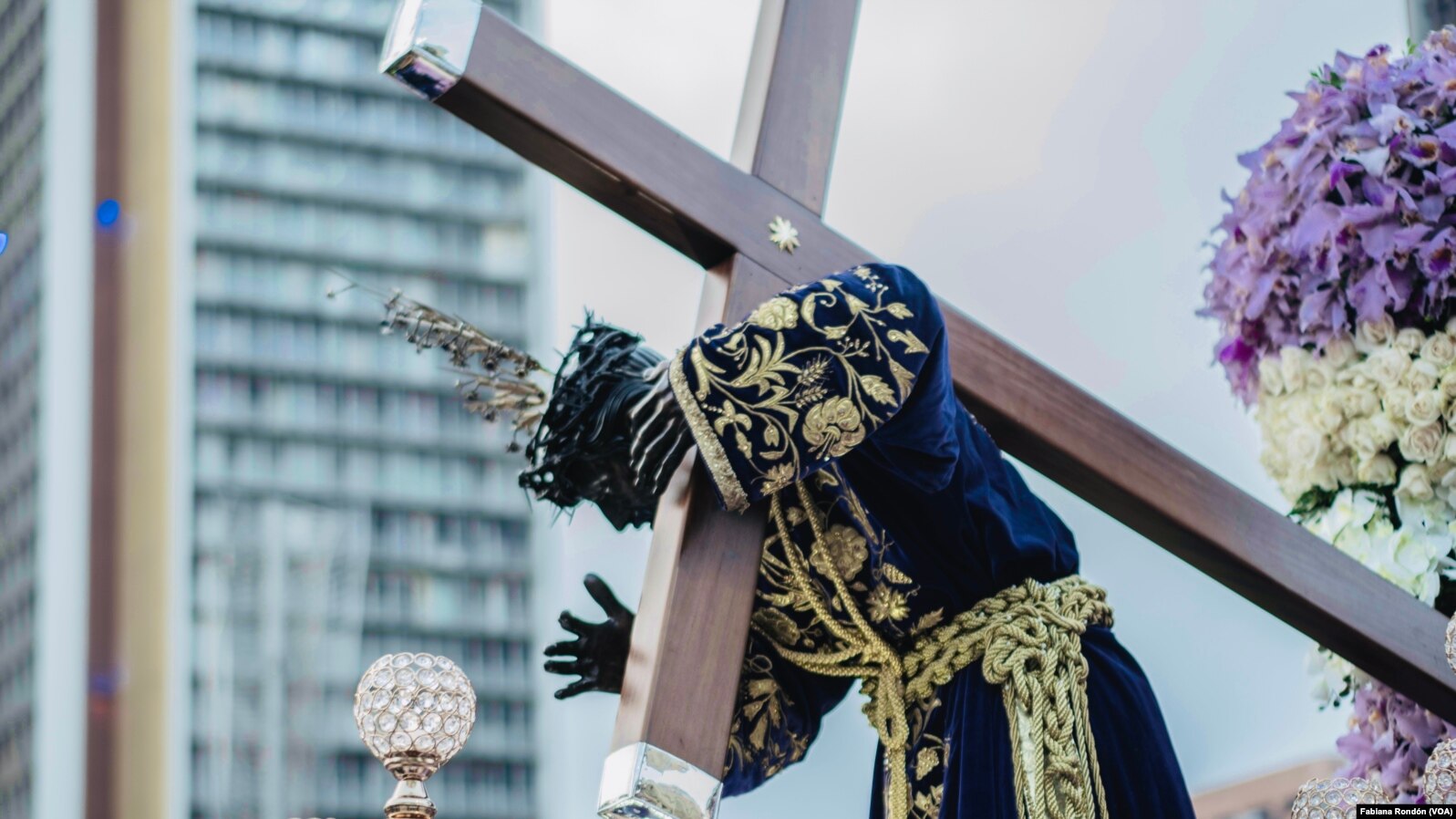 Nazareno carga la cruz