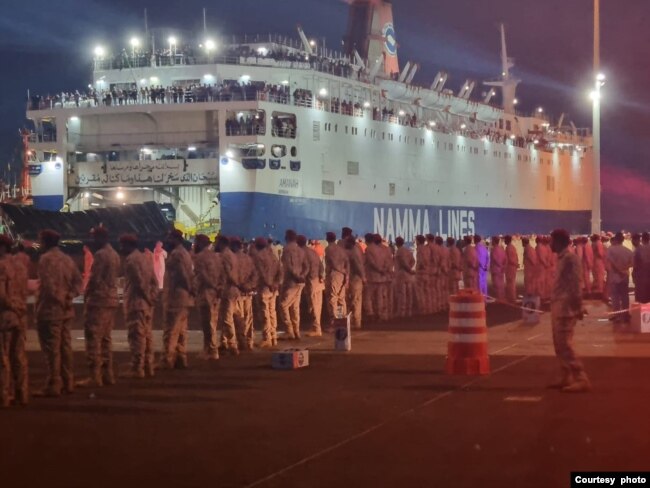 Pasukan keamanan Sudan mengamankan upaya evakuasi warga asing, termasuk ratusan WNI, ke Pelabuhan Sudan. (foto courtesy: Kemlu RI).