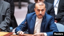 Menteri Luar Negeri Iran Hossein Amirabdollahian berbicara kepada anggota Dewan Keamanan dalam pertemuan untuk mengatasi situasi di Timur Tengah, di markas besar PBB di New York City, New York, 18 April 2024. (Foto: Reuters)