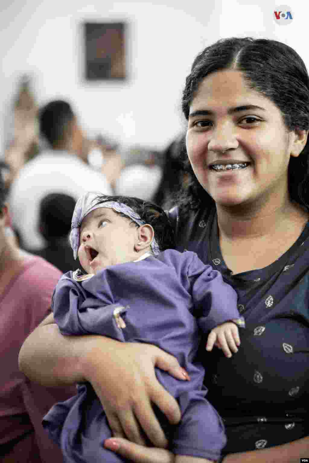 Romelia Pérez, de 22 años cuenta que acude a la celebración religiosa para agradecer por la salud de su hija que casi muere deshidratada. &nbsp;