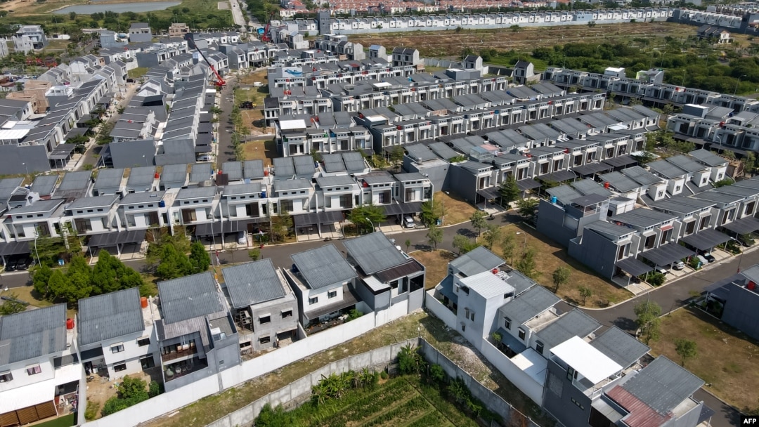 Kompleks perumahan untuk warga Jakarta. Pertumbuhan ekonomi pada kuartal II melambat ke level 5,05 persen. Ekonom memprediksi pelemahan ini akan berlanjut pada kuartal III dan IV. (Foto: BAY ISMOYO/AFP)