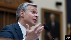 Direktur FBI Christopher Wray bersaksi dalam sidang bersama Komite DPR AS terkait percobaan pembunuhan terhadap Donald Trump, di Gedung Capitol, Washington, pada 24 Juli 2024. (Foto: AP/Manuel Balce Ceneta)