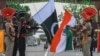 Pasukan Keamanan Perbatasan India dan Penjaga Pakistan menurunkan bendera di Pos Wagah India-Pakistan, 15 Agustus. 2021. Pakistan memiliki "bukti yang dapat dipercaya" mengenai hubungan antara agen India dan pembunuhan di luar proses hukum terhadap 2 warga negaranya. (Foto: AFP)