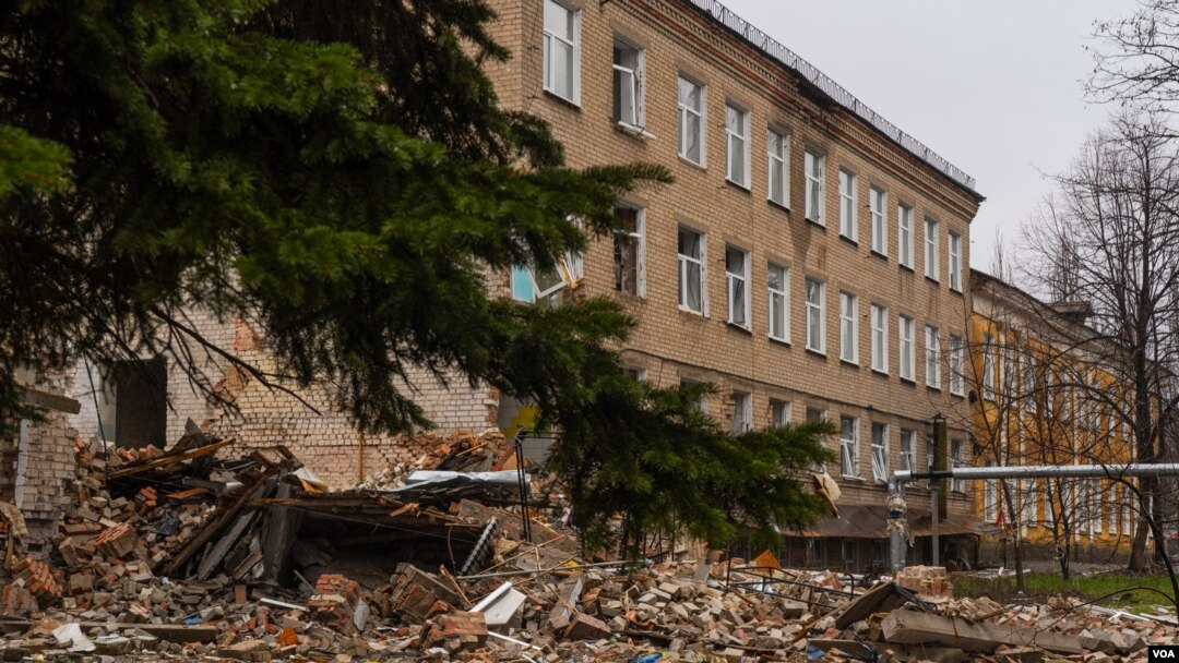 Ova škola je djelimično uništena nakon ruskog napada, Chasiv Yar, Ukrajina, 3. aprila 2023. (Yan Boechat/VOA)

