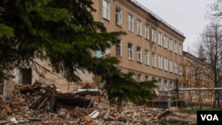Ova škola je djelimično uništena nakon ruskog napada, Chasiv Yar, Ukrajina, 3. aprila 2023. (Yan Boechat/VOA)
