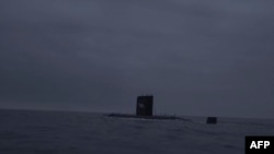 북한이 지난 12일 잠수함에서 전략순항미사일 2기를 발사했다며 다음날 사진을 공개했다.