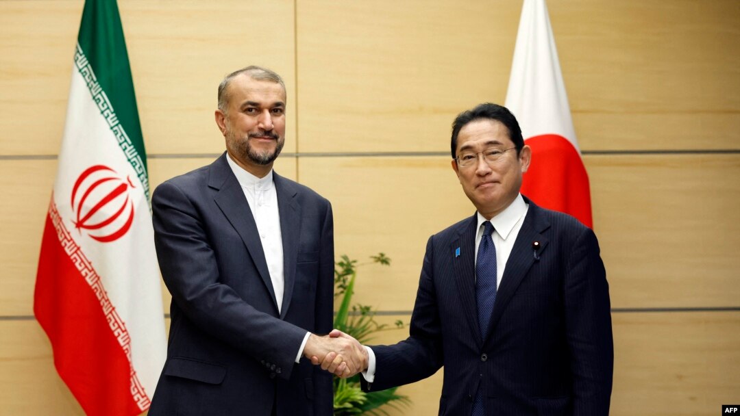 Menteri Luar Negeri Iran Hossein Amirabdollahian (kiri) bertemu dengan Perdana Menteri Jepang Fumio Kishida di kediaman resmi Kishida di Tokyo, 7 Agustus 2023. (Foto: ISSEI KATO / POOL / AFP)