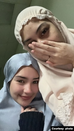 Beby Tsabina (kiri) bersama teman di AS (dok: Beby Tsabina)