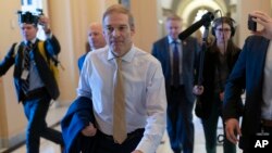 Anggota Kongres AS Jim Jordan, diikuti oleh sejumlah reporter saat berjalan di Gedung Capitol di Washington, pada 17 Oktober 2023. (Foto: AP/Jose Luis Magana)