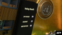 Rezultat glasanja u Generalnoj skupštini Ujedinjenih nacija o rezoluciji u vezi sa genocidom u Srebrenici (Foto: AFP/Angela Weiss) 