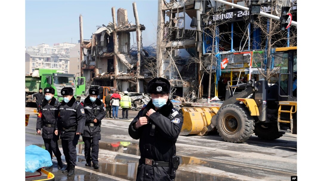 中国警察阻止记者在爆炸现场进行直播。（2024年3月13日）