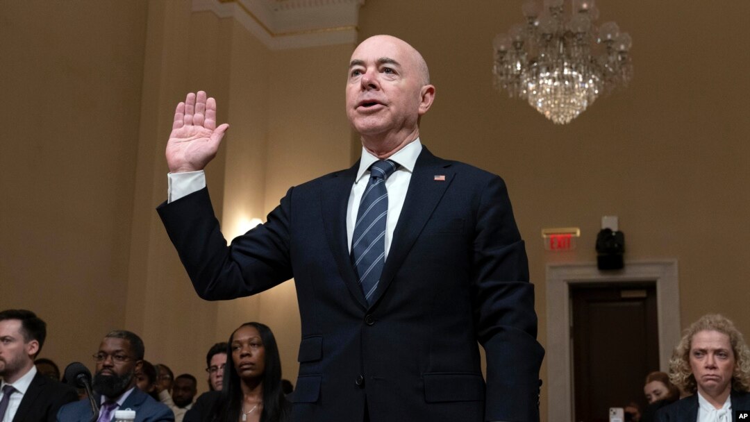 Sekrete Sekirite Nasyonal Etazini Alejandro Mayorkas prete seman devan Komisyon Lachanm Depite kap travay sou Sekirite Nasyonal pandan yon odisyon nan Washington, 16 Avril, 2024. 