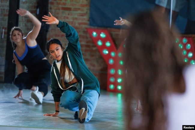 U.S. breakdancer Logan Edra performs a sequence of dance moves as she teaches a breakdancing class at Playground LA in Los Angeles, California, U.S., June 11, 2024. (REUTERS/Mike Blake)