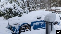 La nieve cubre un automóvil en un camino de entrada de Portland, Oregón, el jueves 23 de febrero de 2023. Las tormentas invernales sembraron más caos en los EE. UU. el jueves, cerrando gran parte de Portland después de que la ciudad experimentó su segundo día con más nieve en la historia y partes de la costa del Pacífico hasta las llanuras del norte. (Foto AP/Drew Callister)