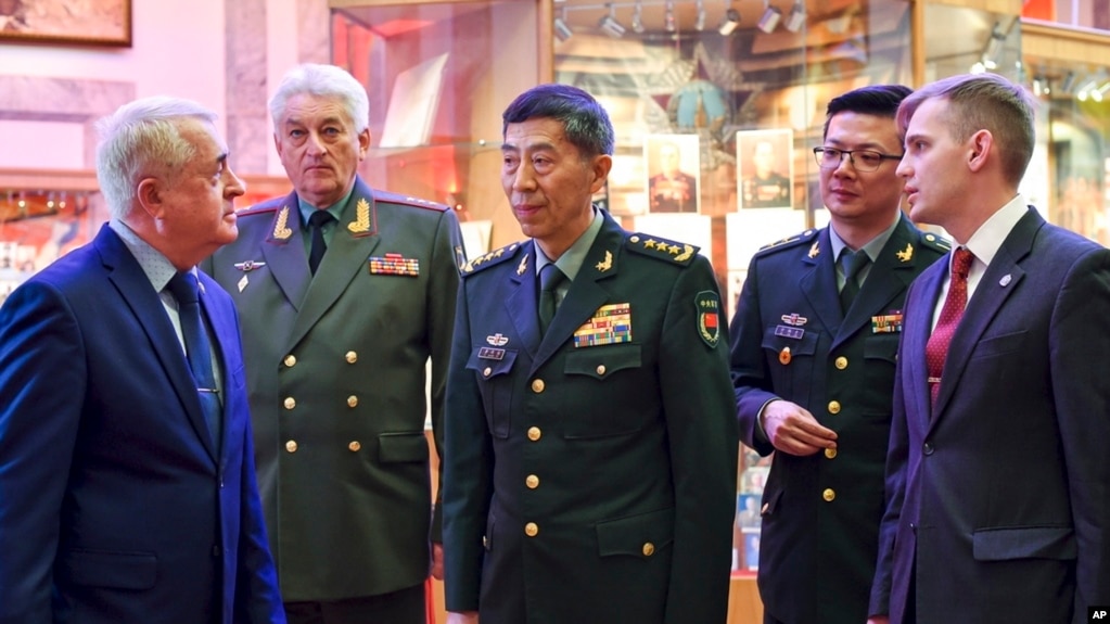 2023 年4月17日，中国国防部长李尚福将军访问俄罗斯军事学院时与院长弗拉基米尔·扎鲁德尼茨基将军（左）在一起。（美联社照片）(photo:VOA)