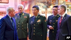 资料照片：2023 年4月17日，中国国防部长李尚福将军访问俄罗斯联军事学院时与院长弗拉基米尔·扎鲁德尼茨基将军（左）在一起。（美联社照片）