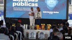 Intervención de una de las víctimas de los denominados “falsos positivos” desde la Plaza de Bolívar en Bogotá, el martes 3 de septiembre. [Foto: Federico Buelvas, VOA].