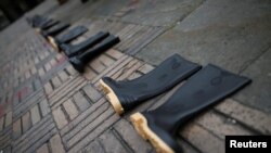 ARCHIVO - Botas de goma en la Plaza de Bolívar durante una protesta simbólica para conmemorar asesinadas en casos de 'falsos positivos' durante la guerra contra los rebeldes de las FARC, en Bogotá, Colombia, el 30 de agosto de 2021.