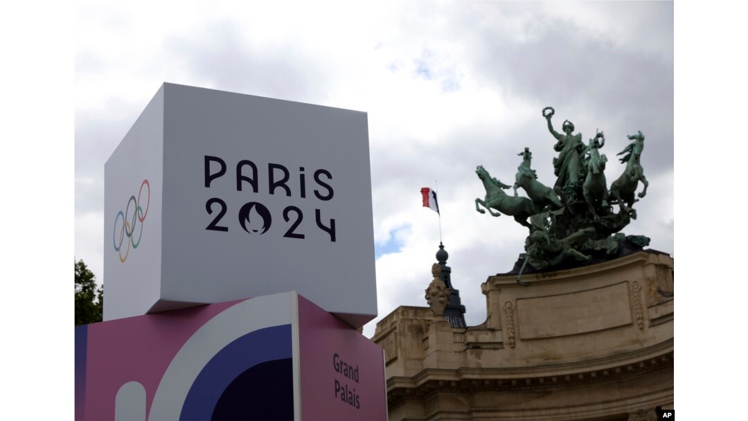 Logo Olimpiade Paris 2024 di Grand Palais, Paris, 16 Juli 2024. (Aurelien Morissard/AP)