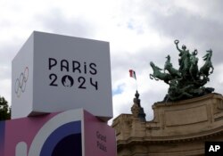 Logo Olimpiade Paris 2024 di Grand Palais, Paris, 16 Juli 2024. (Aurelien Morissard/AP)