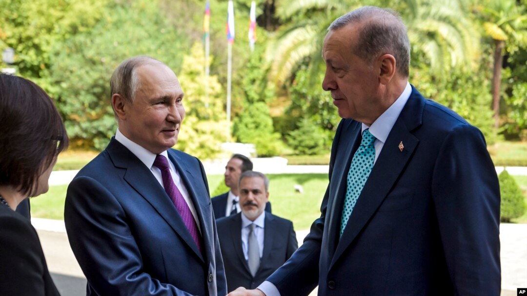 Tổng thống Nga Vladimir Putin (trái) chào đón Tổng thống Thổ Nhĩ Kỳ Recep Tayyip Erdogan tại thành phố nghỉ mát Biển Đen Sochi của Nga, thứ Hai, ngày 4/9/2023. 